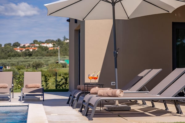 Foto van Exquisite villa met jacuzzi - Vakantiehuis in Labinci - TerraceBalcony