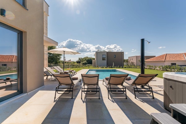 Foto van Exquisite villa met jacuzzi - Vakantiehuis in Labinci - TerraceBalcony