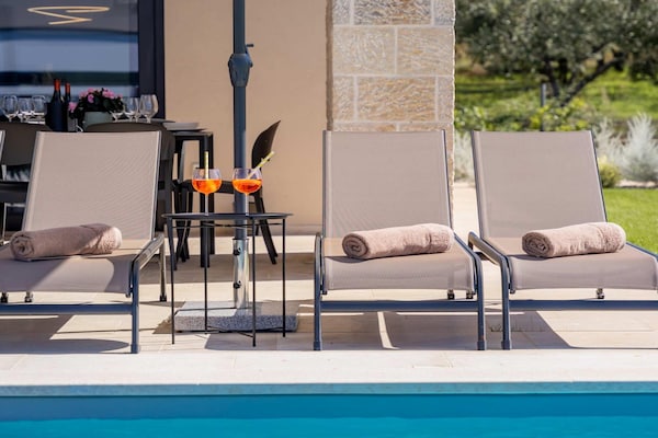 Foto van Exquisite villa met jacuzzi - Vakantiehuis in Labinci - TerraceBalcony