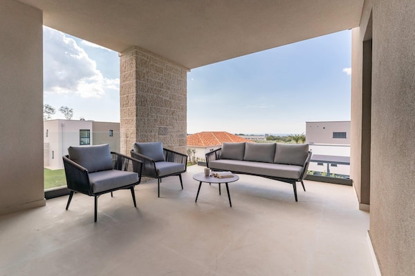 Foto van Exquisite villa met jacuzzi - Vakantiehuis in Labinci - TerraceBalcony