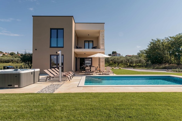 Foto van Exquisite villa met jacuzzi - Vakantiehuis in Labinci - ExteriorSummer