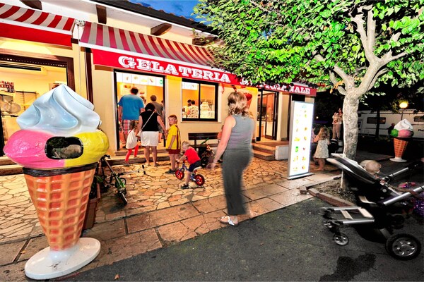 Foto van Stacaravan op vakantiepark Bella italia - Vakantiehuis in Peschiera - ParkFacilities