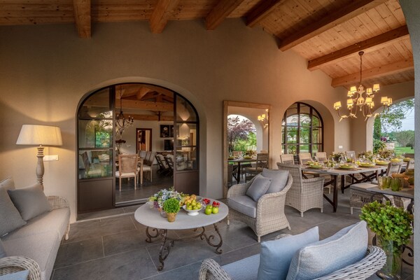 Foto van Villa in Toscane nabij Pisa met zwembad - Vakantiehuis in Orentano - TerraceBalcony