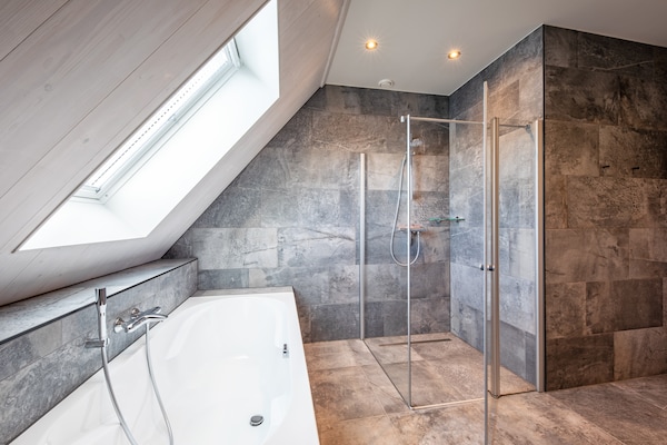 Foto van Luxe villa op Texel bij Waddenzee & Vogelgebied - Vakantiehuis in Oosterend - BathRoom