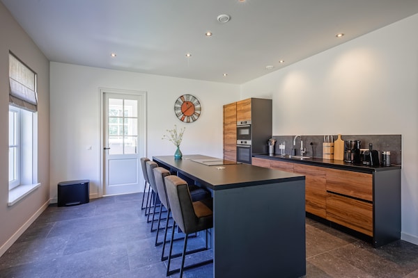 Foto van Luxe villa op Texel bij Waddenzee & Vogelgebied - Vakantiehuis in Oosterend - Kitchen