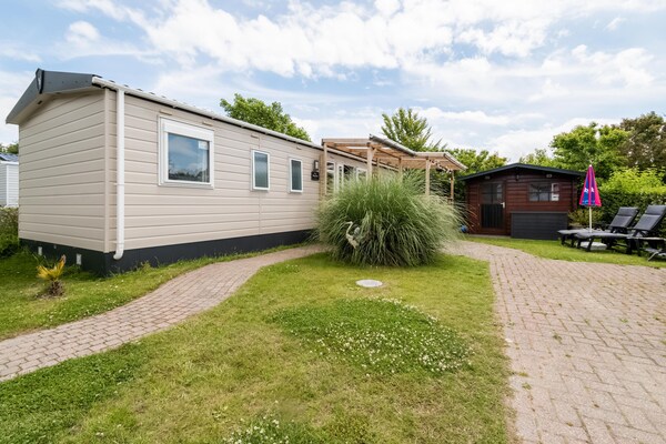 Foto van Luxe chalet met tuin op rustige locatie in Renesse - ExteriorSummer
