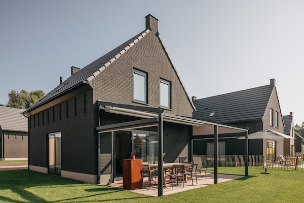 Foto van Comfortabele villa in het Veerse Meer - Vakantiehuis in Wolphaartsdijk - ExteriorSummer
