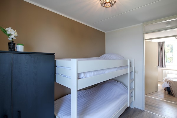 Foto van Villa met uitzicht op het meer - Vakantiehuis in Heel - BedRoom