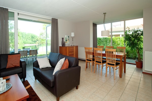 Foto van Villa met uitzicht op het meer - Vakantiehuis in Heel - LivingRoom