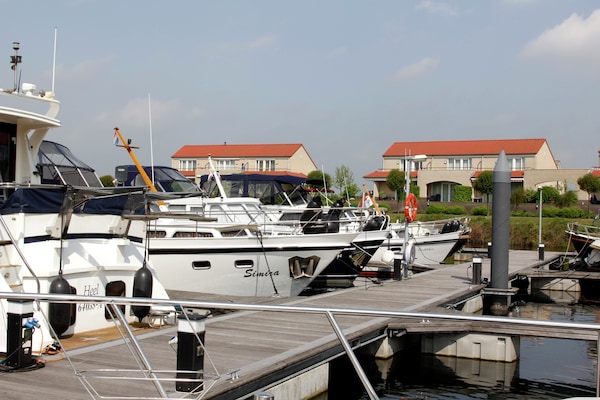 Foto van Villa met uitzicht op het meer - Vakantiehuis in Heel - ParkFacilities