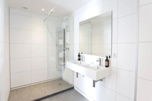 Foto van Comfortabele Veluwe Holiday Base voor 10 personen - Vakantiehuis in Otterlo - BathRoom