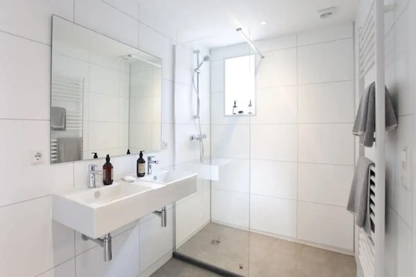 Foto van Comfortabele Veluwe Holiday Base voor 10 personen - Vakantiehuis in Otterlo - BathRoom
