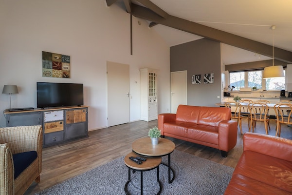 Foto van Comfortabel verblijf in een bungalow aan het water - LivingRoom