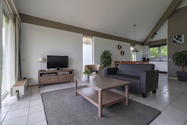 Foto van Comfortabel verblijf in een bungalow aan het water - LivingRoom