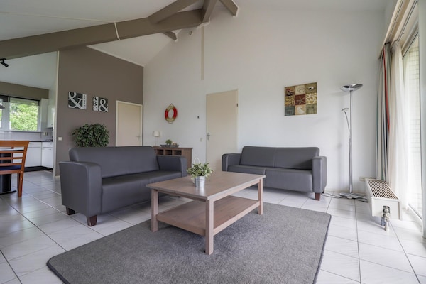 Foto van Comfortabel verblijf in een bungalow aan het water - LivingRoom