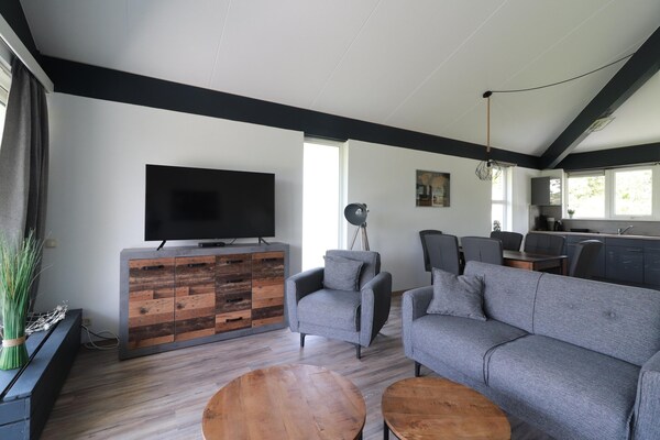 Foto van Comfortabel verblijf in een bungalow aan het water - LivingRoom