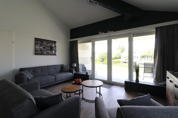 Foto van Comfortabel verblijf in een bungalow aan het water - LivingRoom