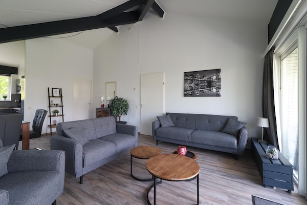 Foto van Comfortabel verblijf in een bungalow aan het water - LivingRoom