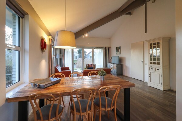 Foto van Comfortabel verblijf in een bungalow aan het water - DiningRoom
