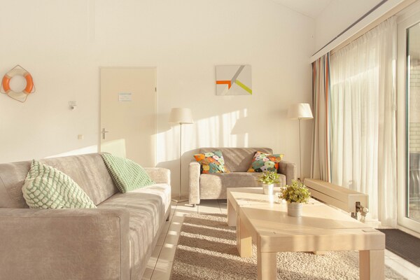 Foto van Comfortabel verblijf in een bungalow aan het water - LivingRoom