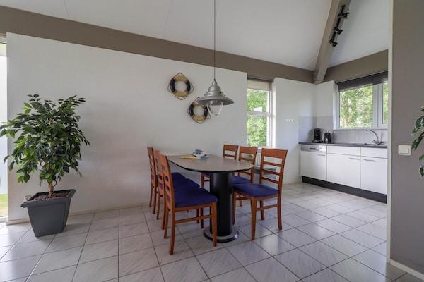 Foto van Comfortabel verblijf in een bungalow aan het water - DiningRoom