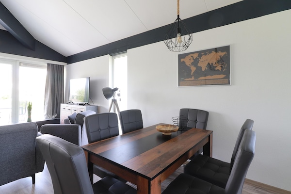 Foto van Comfortabel verblijf in een bungalow aan het water - DiningRoom