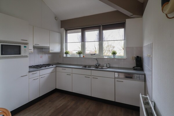 Foto van Comfortabel verblijf in een bungalow aan het water - Kitchen