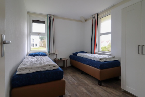Foto van Comfortabel verblijf in een bungalow aan het water - BedRoom