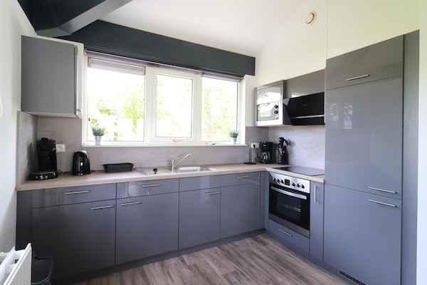 Foto van Comfortabel verblijf in een bungalow aan het water - Kitchen