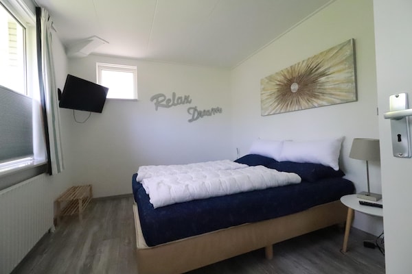 Foto van Comfortabel verblijf in een bungalow aan het water - BedRoom