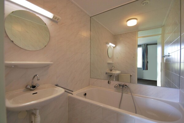 Foto van Comfortabel verblijf in een bungalow aan het water - BathRoom