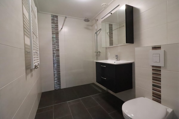 Foto van Comfortabel verblijf in een bungalow aan het water - BathRoom