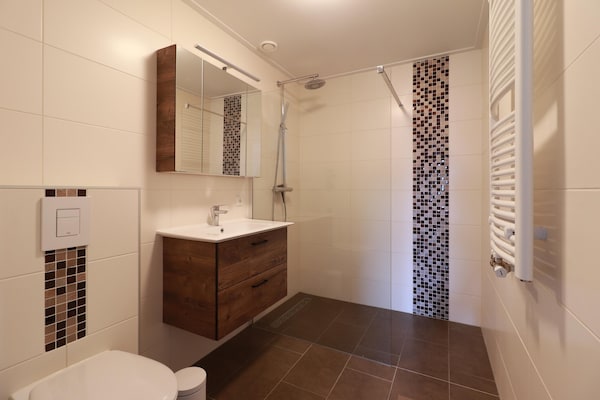 Foto van Comfortabel verblijf in een bungalow aan het water - BathRoom