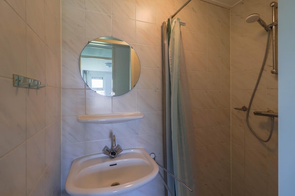 Foto van Comfortabel verblijf in een bungalow aan het water - BathRoom