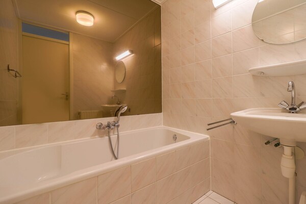 Foto van Comfortabel verblijf in een bungalow aan het water - BathRoom