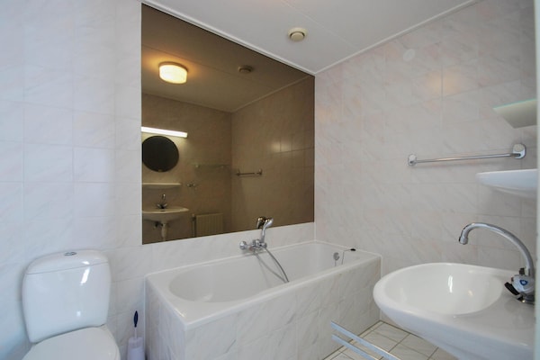 Foto van Comfortabel verblijf in een bungalow aan het water - BathRoom