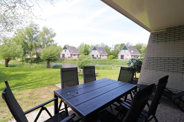 Foto van Comfortabel verblijf in een bungalow aan het water - TerraceBalcony