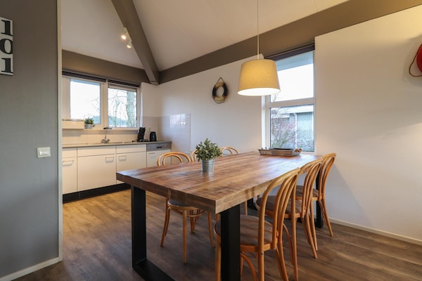 Foto van Comfortabel verblijf in een bungalow aan het water - DiningRoom