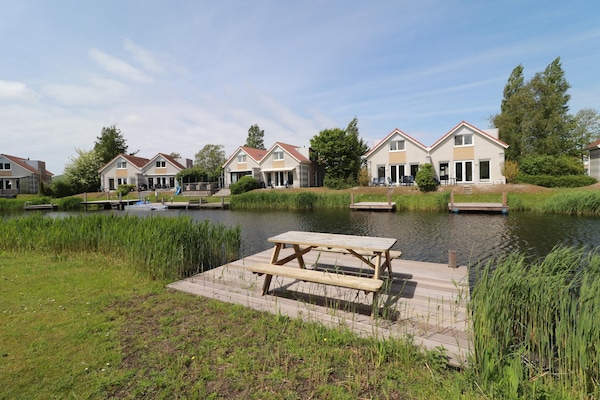 Foto van Comfortabel verblijf in een bungalow aan het water - TerraceBalcony