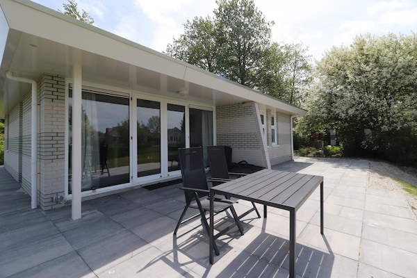 Foto van Comfortabel verblijf in een bungalow aan het water - TerraceBalcony