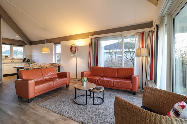Foto van Comfortabel verblijf in een bungalow aan het water - LivingRoom