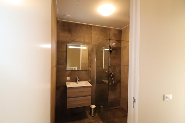Foto van Compleet nieuwe vakantiewoning in Friesland - Vakantiehuis in leons - BathRoom