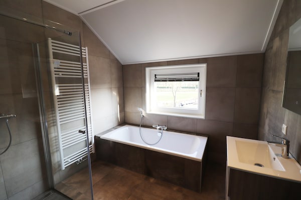 Foto van Compleet nieuwe vakantiewoning in Friesland - Vakantiehuis in leons - BathRoom