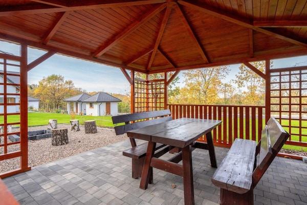 Foto van Comfortabele vakantievilla met sauna en jacuzzi - Vakantiehuis in Marcyporeba - TerraceBalcony