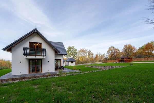 Foto van Comfortabele vakantievilla met sauna en jacuzzi - Vakantiehuis in Marcyporeba - ExteriorSummer