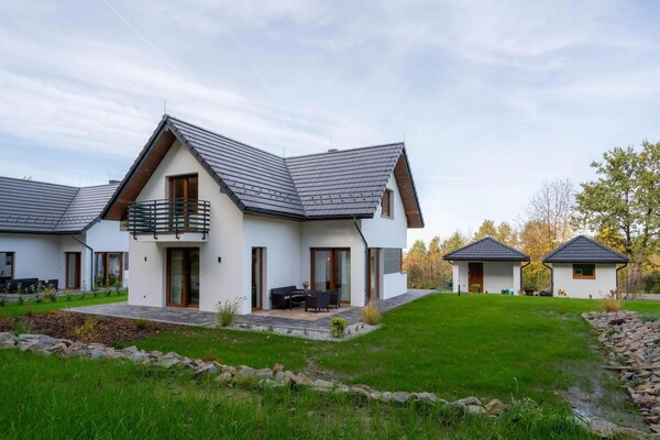 Foto van Comfortabele vakantievilla met sauna en jacuzzi - Vakantiehuis in Marcyporeba - ExteriorSummer