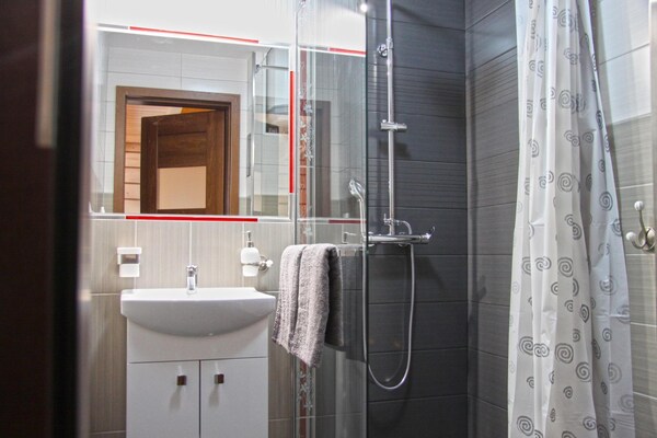Foto van Comfortabele vakantiehuizen met open haard - Vakantiehuis in Lubrza - BathRoom