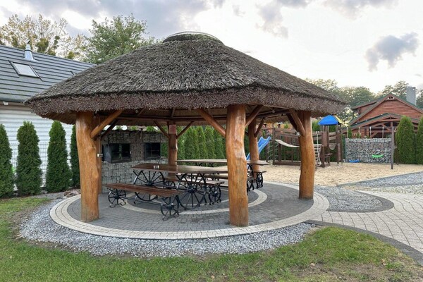 Foto van Comfortabele vakantiehuizen met open haard - Vakantiehuis in Lubrza - TerraceBalcony