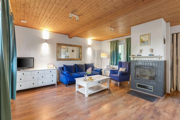 Foto van Comfortabel vakantiehuis met open haard en terras - Vakantiehuis in Bobolin - LivingRoom