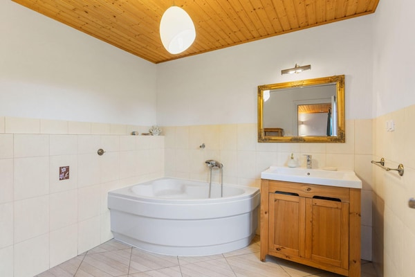 Foto van Comfortabel vakantiehuis met open haard en terras - Vakantiehuis in Bobolin - BathRoom